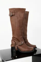 Bota de caña alta de cuero negro con punta cuadrada y estribo desmontable.
