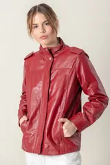 Campera roja de cuero ovino italiano, con charreteras en los hombros, bolsillos laterales, broches ocultos en el frente y broches a la vista en cuello y puños.
