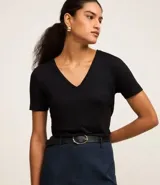 Blusa verde de viscosa con escote en V y mangas cortas.