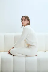 Sweater de tejido suave color visón, con corte recto y ajuste en la cintura.