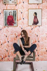 Bailarinas negras con lentejuelas y puntera redondeada. Presentan triple tira con hebilla plateada y talón plateado con glitter.