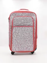 Valija de viaje con estampado abstracto en tonos grises y rosados, con detalles en color coral. Tiene manija superior retráctil, ruedas y un bolsillo frontal con cierre.
