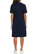 Vestido azul marino de algodón orgánico, corte recto, largo a la rodilla, cuello redondo, mangas cortas y cintura ajustable con cordón. Logo de Tommy Hilfiger bordado en el pecho y en la manga.