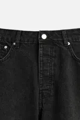 Pantalón cargo de denim color beige, corte relaxed fit, con bolsillos laterales tipo parche con solapa y cierre frontal con botones.