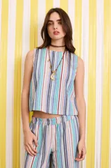 Top rayado texturado, con cuello a la base y botones en la espalda.