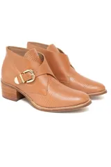 Botas cortas color marrón con textura reptil, taco medio de madera y hebilla dorada.