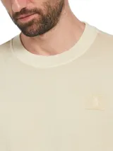 Buzo de hombre color crema, de corte slim fit, con cuello redondo, mangas largas y logo pequeño en el pecho. Confeccionado en tejido de toalla de bucles 100% algodón.