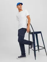 Pantalón cargo azul marino con cierre de cremallera.