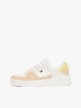 Zapatillas urbanas Tommy Hilfiger de corte bajo, color blanco con detalles en beige y amarillo. Presentan el logo de la marca en el lateral y están confeccionadas en piel, nailon y poliuretano.