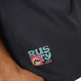 Remera gris de manga corta con cuello redondo y logo estampado en el pecho.
