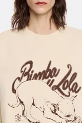 Sudadera color crema de algodón con cuello redondo y mangas largas. Estampado frontal con el logo de la marca y un dibujo de un perro.