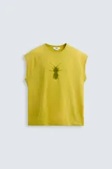 Musculosa gris de corte holgado con cuello redondo y sisas amplias. Tiene un efecto lavado que le da una apariencia única.