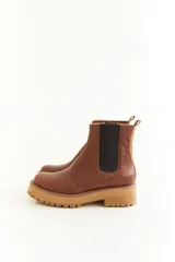 Botas cortas de cuero color marrón y beige, con elástico lateral y suela track color negro.