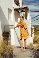 Vestido corto azul eléctrico con escote en V, mangas abullonadas 3/4, frunce central y volados en el ruedo.