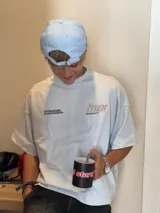 Remera negra de algodón con estampado en la espalda con el logo de la marca en color beige.