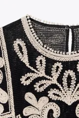 Top de Zara Woman Collection, color negro con apliques de crochet en color crudo. Cuello redondo y manga corta caída. Cierre en la espalda con abertura y botón.
