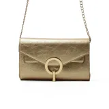 Cartera de mano negra con textura, solapa con cierre de broche metálico dorado y cadena dorada para colgar al hombro.