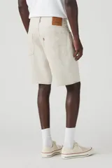 Bermuda de jean color crudo, de corte amplio y largo a la rodilla. Con bolsillos delanteros y traseros.
