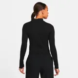 Remera negra de manga larga con cuello alto y logo Nike bordado en blanco en el pecho.