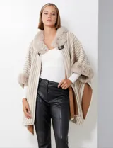 Kimono tejido color beige con cuello y puños de simil piel, cierre con botón trenca y diseño de rayas.