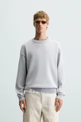 Sweater negro de algodón con cuello redondo y mangas largas. Tiene un acabado lavado con efecto desgastado y rib en cuello, puños y bajo.