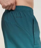 Bermuda deportiva masculina, color verde azulado con efecto degradé, cintura elástica con cordón de ajuste interno y forro de tela.