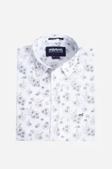 Camisa blanca con estampado de flores en negro, de manga corta y corte clásico.