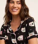 Conjunto de pijama americano largo, confeccionado en viscosa estampada con diseño de perros. Incluye una camisa de manga corta con cuello y botones, y un pantalón largo con cintura elástica.