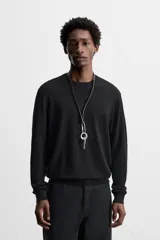 Jersey negro de lana y cashmere, de corte regular, cuello redondo y manga larga.