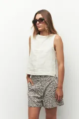 Short de lino con estampado animal print, fresco y liviano.