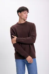 Sweater marrón de punto con cuello redondo y mangas largas.