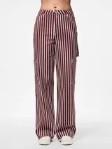 Pantalón de denim color borgoña con rayas verticales blancas, de corte recto y tiro alto. Presenta bolsillos cargo laterales, bolsillos delanteros y traseros, y trabillas para cinturón.