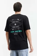 Remera de manga corta color salmón, con cuello redondo y logo pequeño estampado en el pecho.