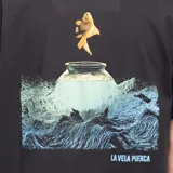Remera negra de manga corta con estampa de pecera con peces y olas. Confeccionada en algodón orgánico.