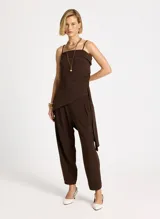 Blusa marrón de punto elástico con corte ajustado, escote recto, tirantes finos, detalle de panel superpuesto en el busto, costura lateral con ligero drapeado, bajo asimétrico con punta lateral larga y pespuntes.