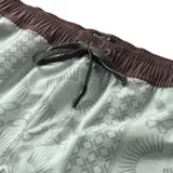 Short de baño Roark Shorey color verde con estampado de soles y mariposas en tonos grises.