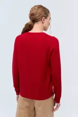 Sweater color morado, 100% lana, con diseño de corte clásico y manga larga.