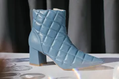 Bota corta de cuero rojo con diseño capitoneado, forro y plantilla de cuero. Taco cuadrado de 6 cm.