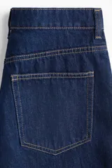 Bermuda de cinco bolsillos en denim de algodón, color azul oscuro. Modelo de tiro alto con cierre y botón metálico.