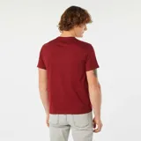 Camiseta roja de manga corta con cuello redondo y estampado de un auto clásico y texto en el frente.