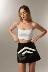 Top cropped blanco de nylon, liso y al cuerpo con tirantes finos.