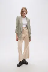 Blazer color verde oliva, de corte entallado y mangas 3/4 con botón.
