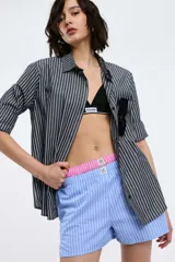 Short de popelina rayada en blanco y negro, con cintura elastizada y bolsillos laterales.