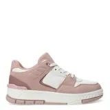 Zapatillas deportivas blancas con cordones y suela plana.
