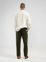 Camisa celeste de lino, de manga larga con botones de coco y parche de la marca.