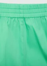 Short verde con cintura elástica, bolsillos delanteros y diseño recto.