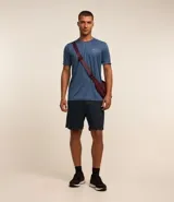 Remera deportiva blanca de poliéster, con cuello redondo, mangas cortas y recortes laterales.