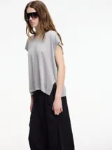 Chaleco de punto negro con textura metalizada y escote en v.