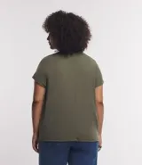 Blusa tipo muscle tee color turquesa, hecha en ribana de viscosa y poliéster, con escote redondo y sin sisas.