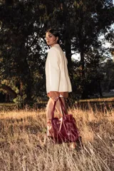 Campera de cuero color crema, con cierre frontal y cuello solapa.